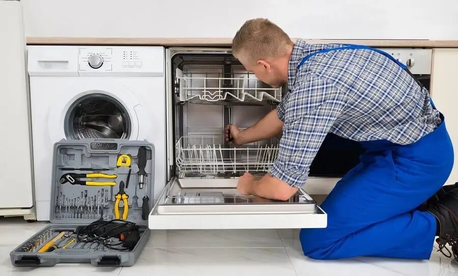 Gölbaşı Warmhaus servisi teknisyen ekibi beyaz eşya tamiri yaparken